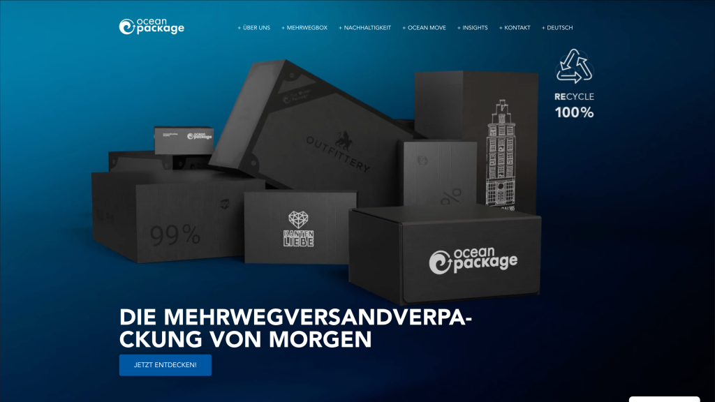 Screenshot der Startseite von Ocean Package mit dem Slogan 'Die Mehrwegversandverpackung von morgen'. Im Hintergrund sind verschiedene schwarze Versandkartons mit Logos.